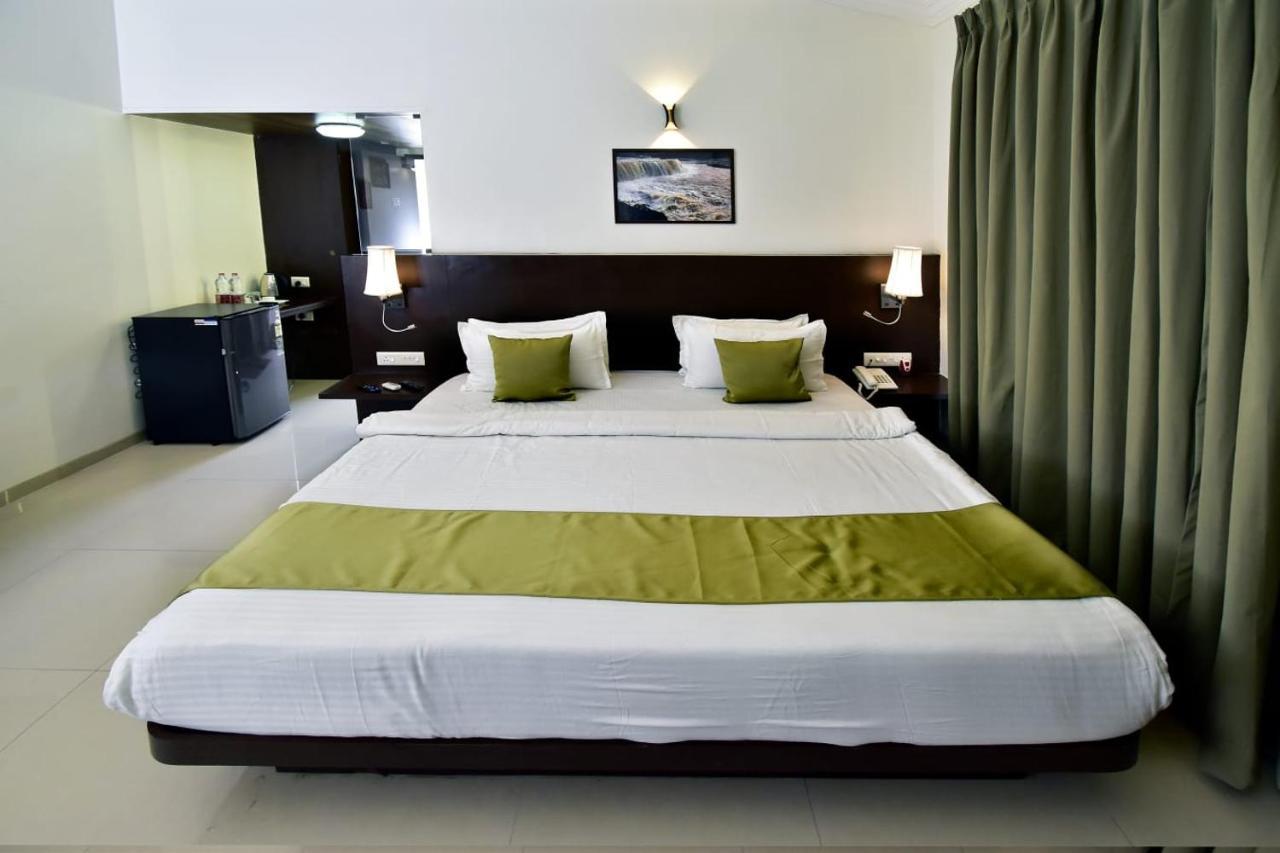 Caves County Resort Malegaon Exterior foto