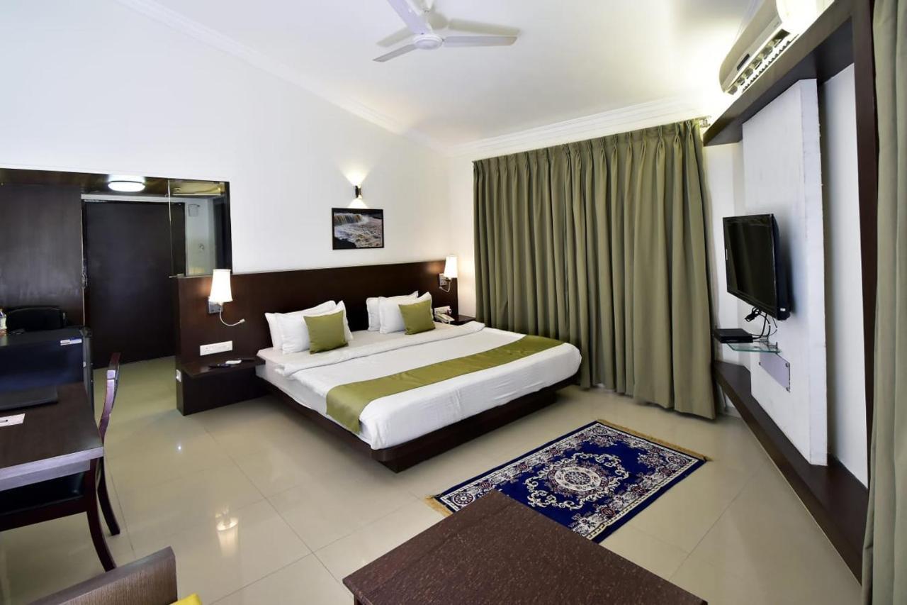 Caves County Resort Malegaon Exterior foto