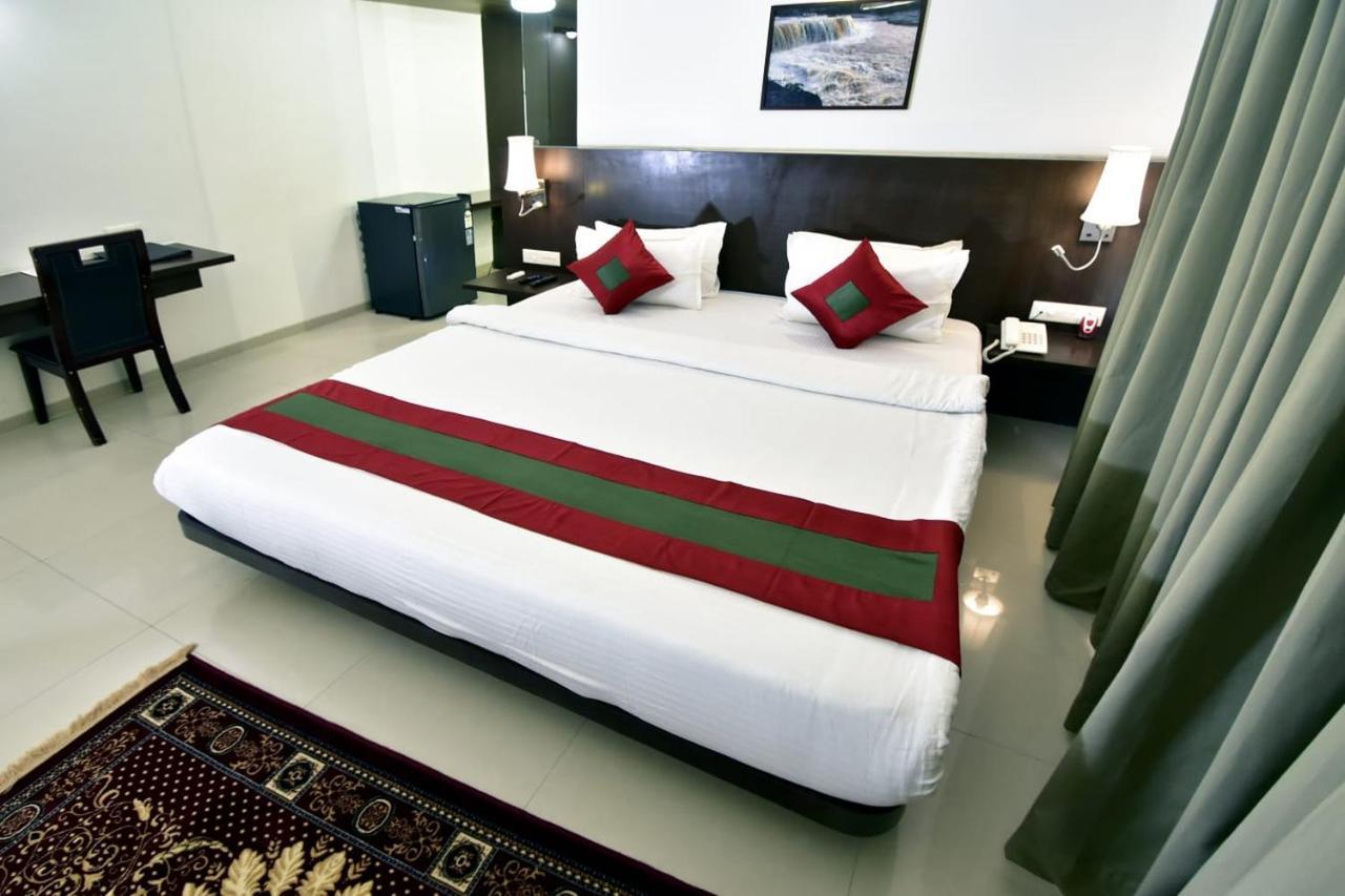 Caves County Resort Malegaon Exterior foto