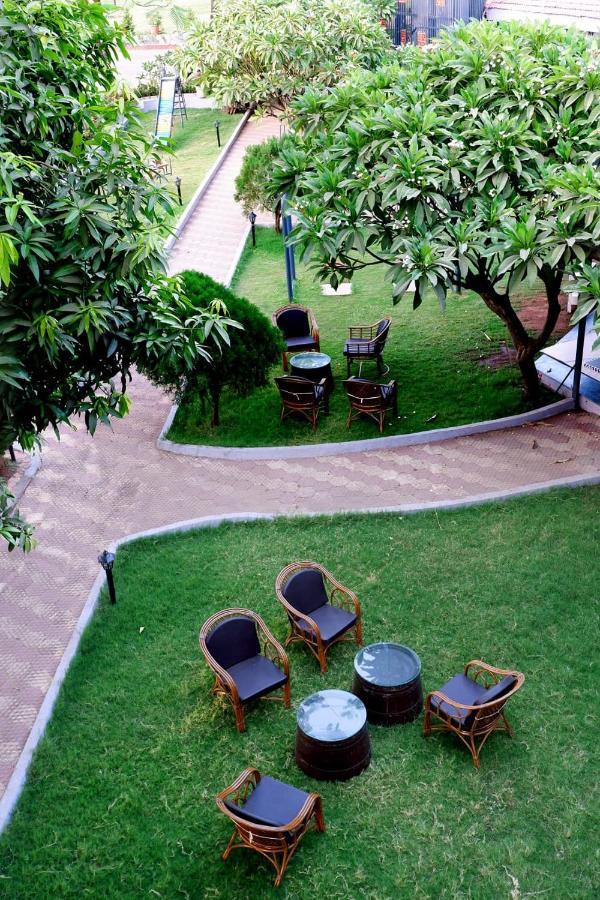 Caves County Resort Malegaon Exterior foto