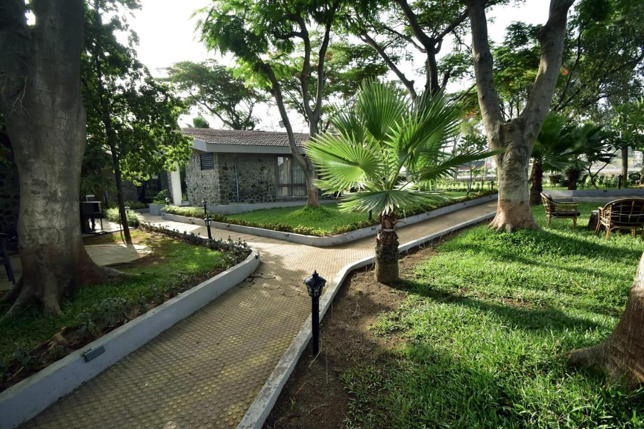 Caves County Resort Malegaon Exterior foto
