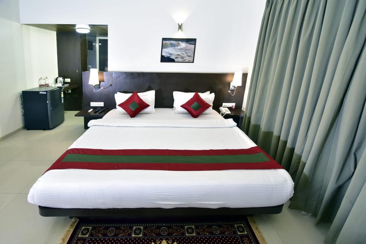 Caves County Resort Malegaon Exterior foto