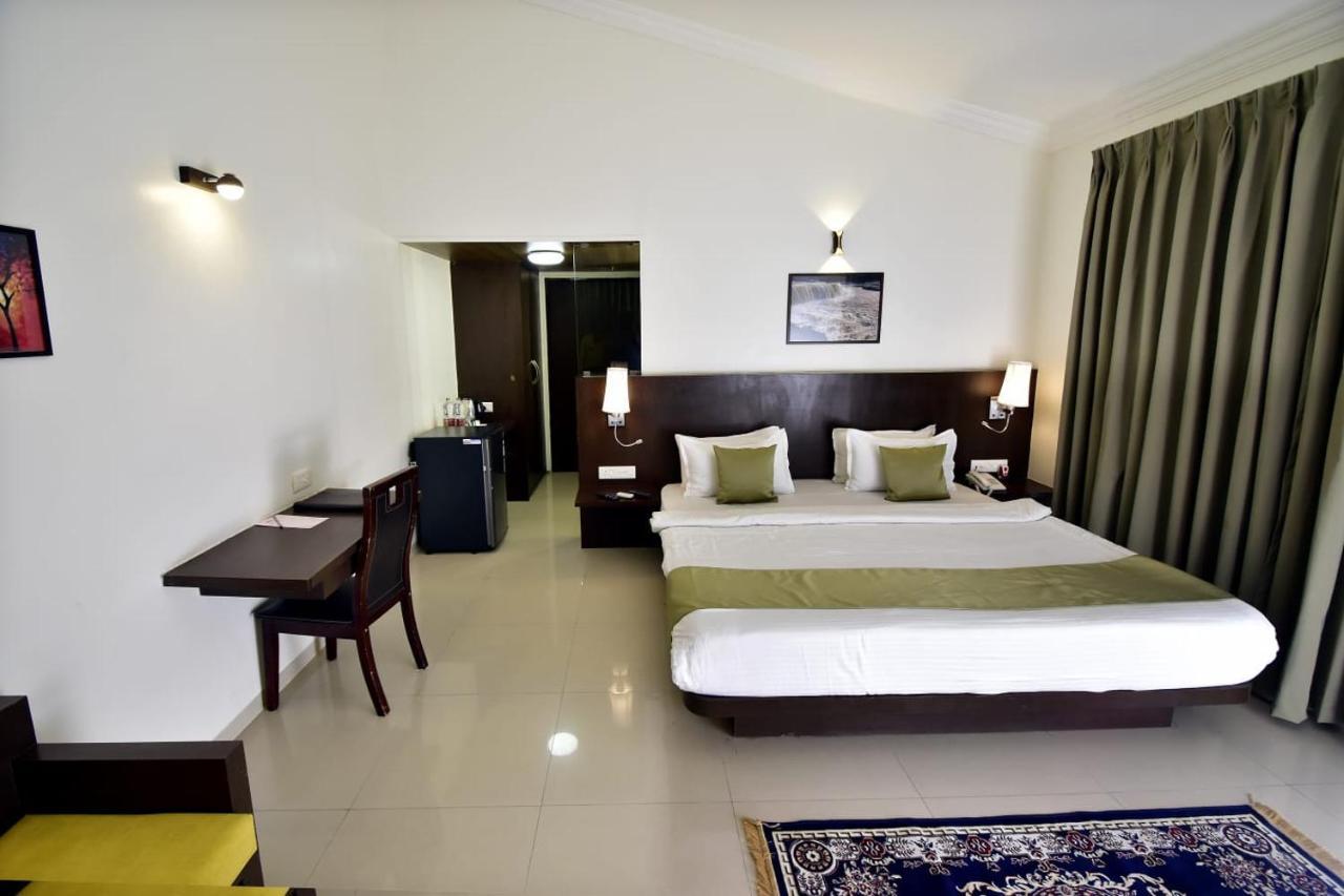Caves County Resort Malegaon Exterior foto