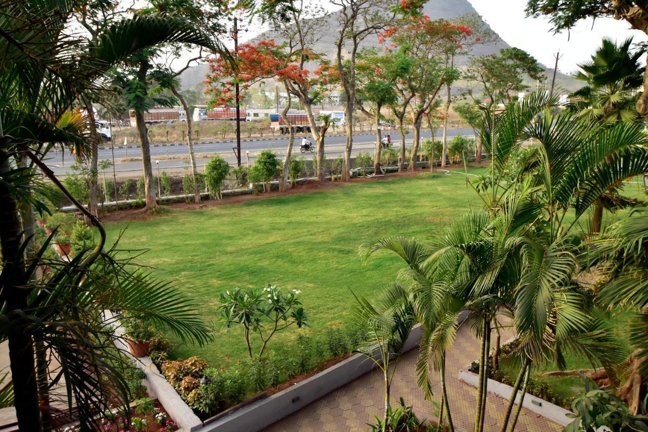 Caves County Resort Malegaon Exterior foto
